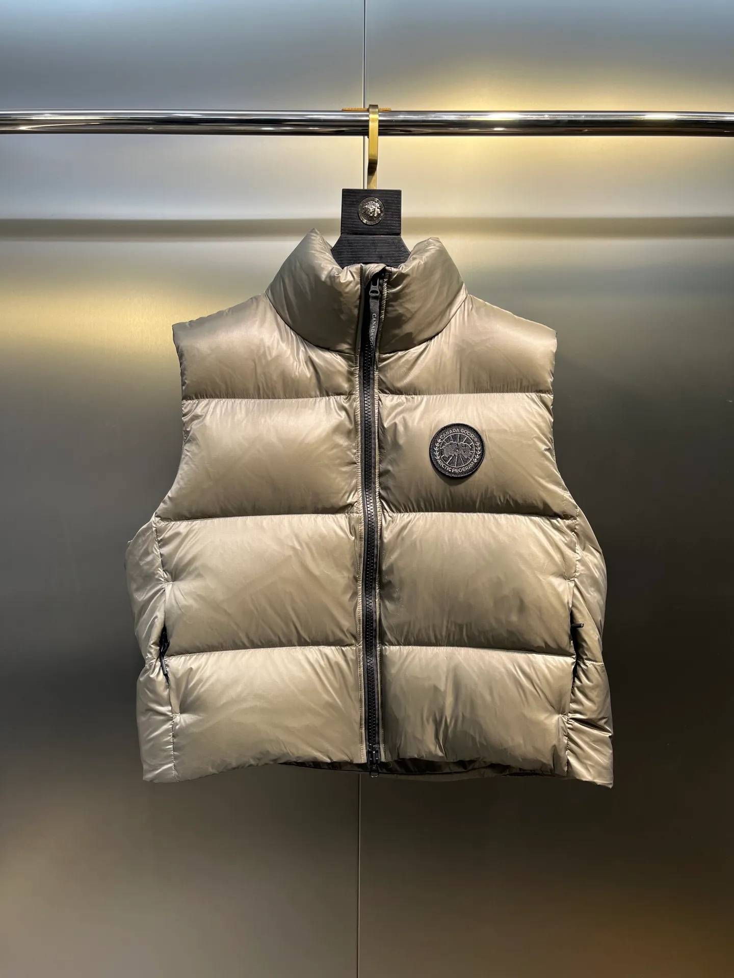 P540 🇨🇦Canada Goose""🇨🇦🌟 Canada Goose Puff Down Vest has always been recognized as the warmest down jacket. Various Instagram celebrities, Internet celebrities, and celebrities often wear it for street photos. I make Canada Goose every year, but I still can't get rid of my love for it. No matter how cold the days are, there is no need to be afraid, because there is! Filled with 90% white duck down, it is the legendary warmest down jacket and is known as a must-have for Arctic outdoor sports! The most popular down jacket in the world, celebrities are rushing to buy it, it is a must-have!  size：xs-xl